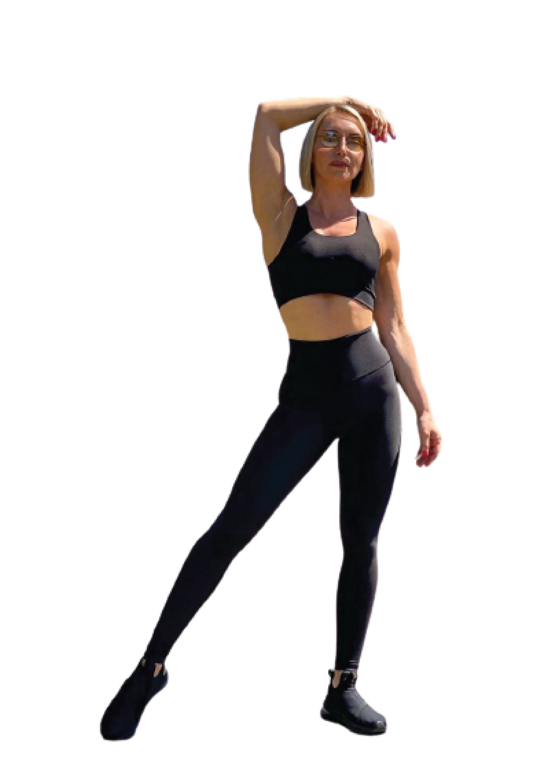 Person im 101 Single Crossed Sport Bra von Lismina in Schwarz hebt einen Arm und trägt eine Sonnenbrille vor weißem Hintergrund.